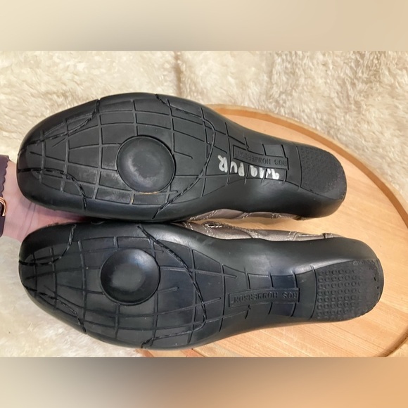 EUC Ros Hommerson Chelsea Mary Janes Metallic Leather Flats Sz 7.5 Extra Narrow - Picture 7 of 8